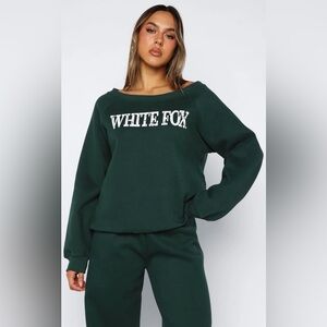 White Fox Boutique M/L Green Off The Shoulder Sweatshirt. 💚⚡️